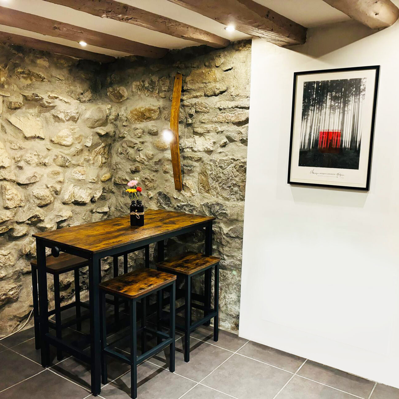 La Cave Ô Secrets, située à La Roche-sur-Foron, bar à vin
