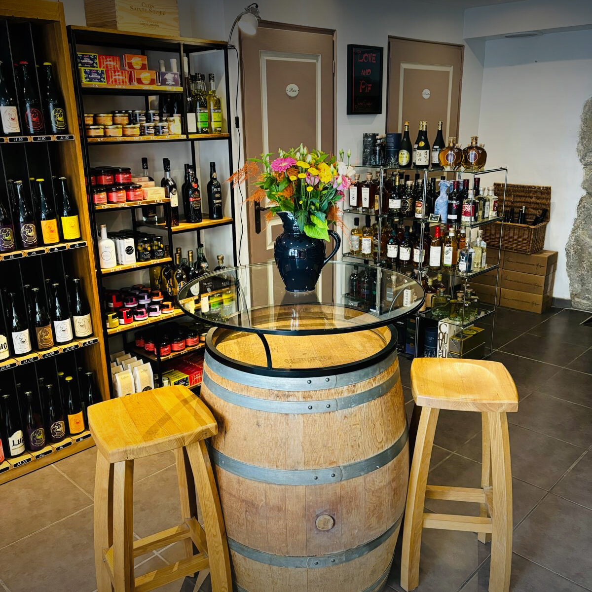 La Cave Ô Secrets, située à La Roche-sur-Foron, bar à vin