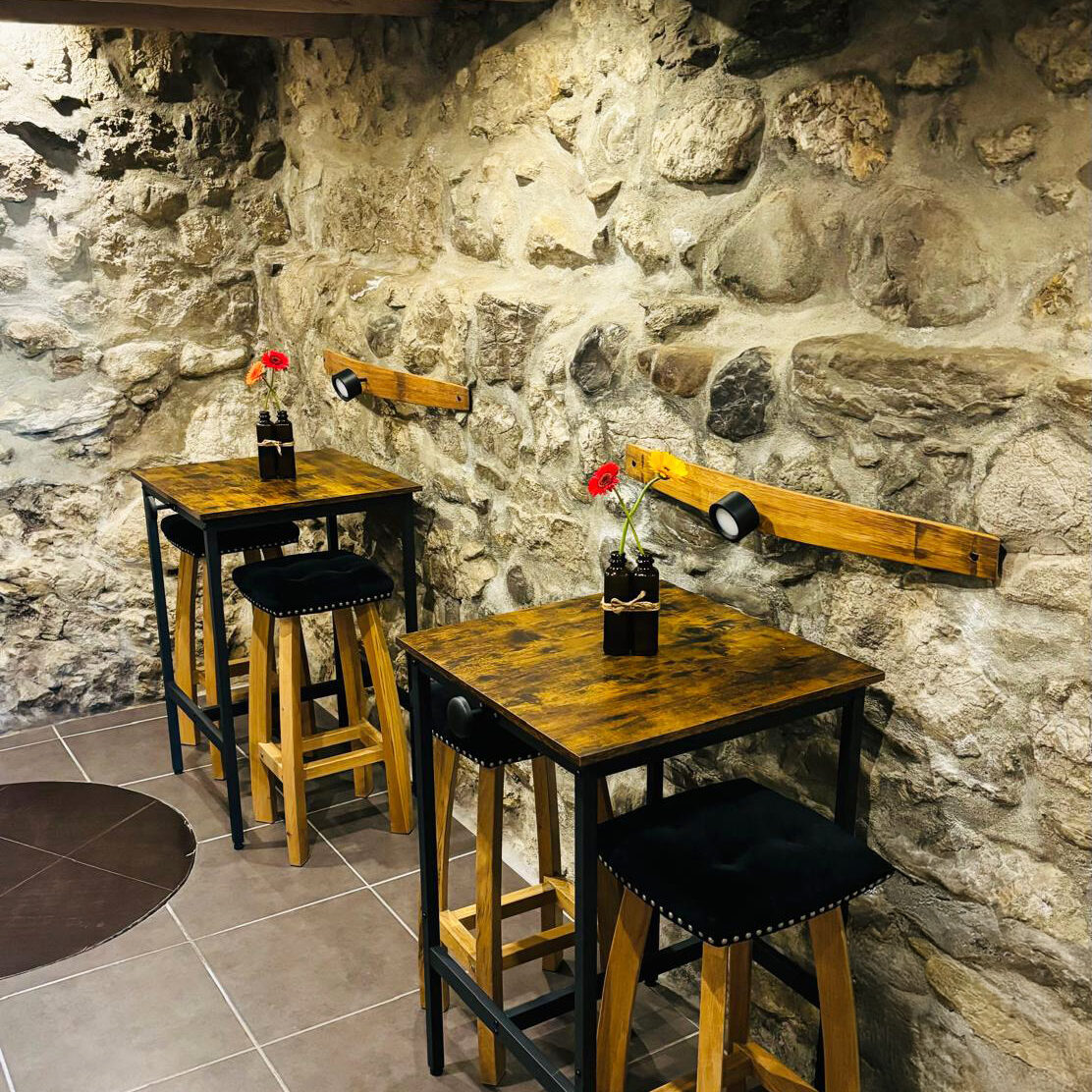 La Cave Ô Secrets, située à La Roche-sur-Foron, bar à vin