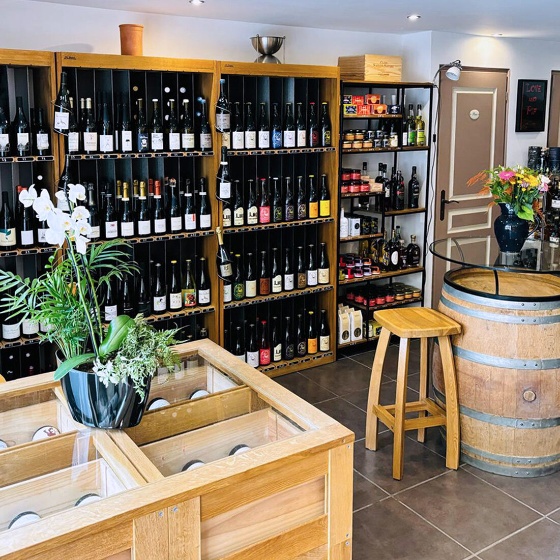 La Cave Ô Secrets, située à La Roche-sur-Foron, bar à vin