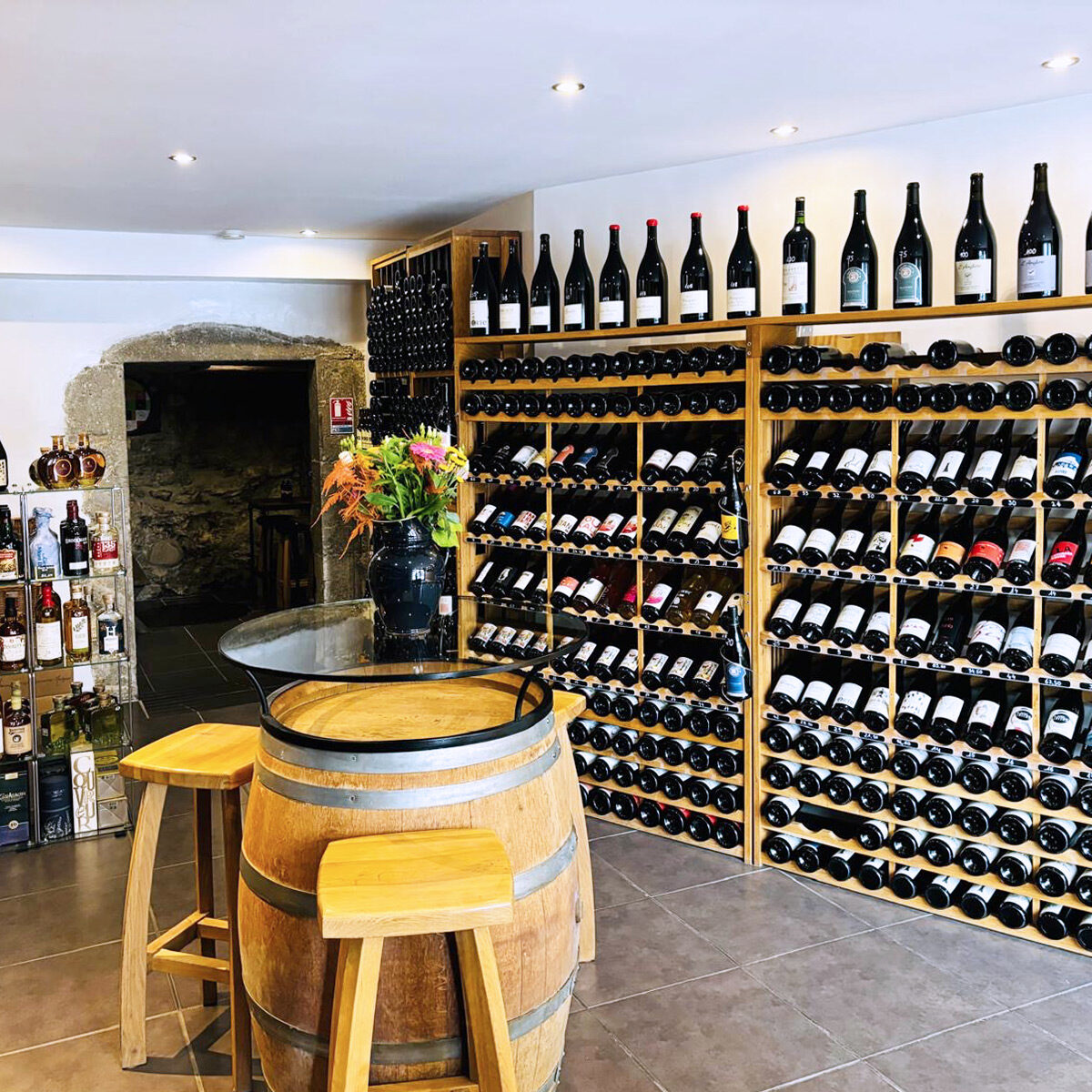 La Cave Ô Secrets, située à La Roche-sur-Foron, bar à vin
