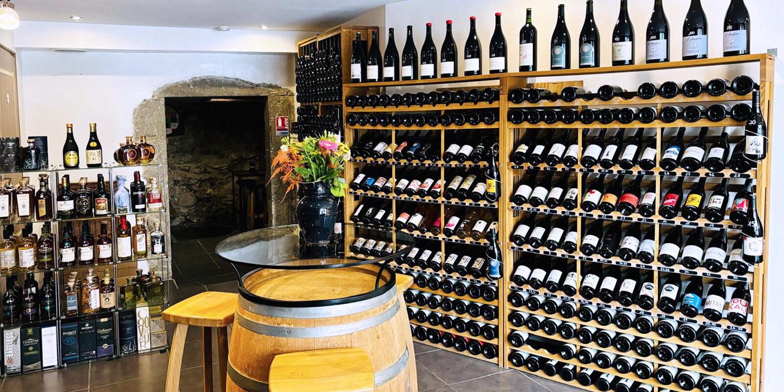 La Cave Ô Secrets, située à La Roche-sur-Foron, bar à vin
