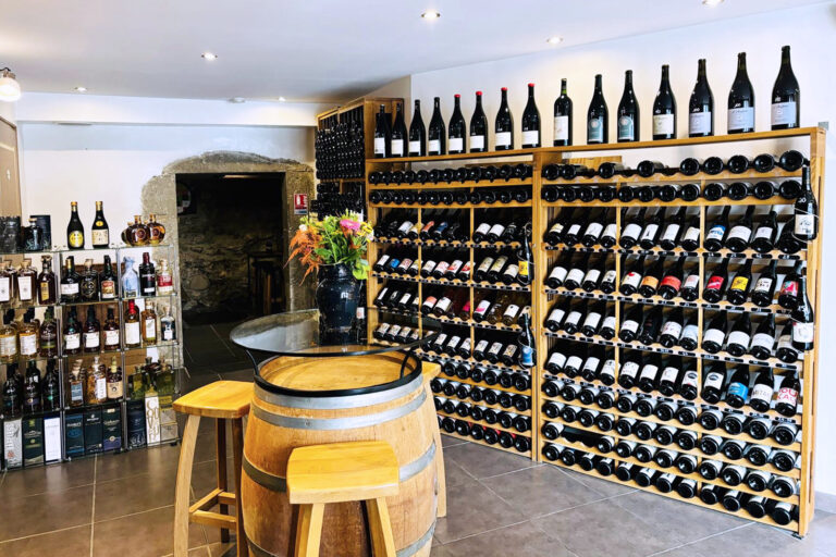 La Cave Ô Secrets, située à La Roche-sur-Foron, bar à vin
