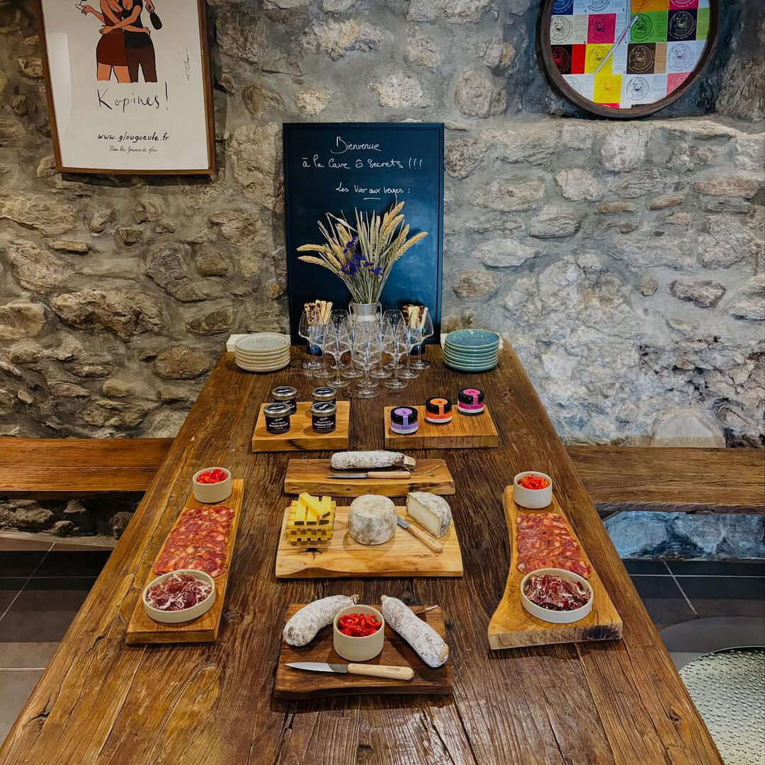 Le Bar à Vins de La Cave Ô Secrets situé à la Roche-sur-Foron, venez vivre une expérience unique chaque jeudi soir !